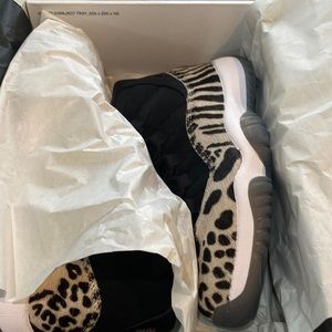 Women’s wmns air Jordan’s white and black 11 retro size 7